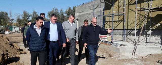 Игорь Бабушкин проинспектировал строительство детских садов и посетил предприятие по выпуску бронежилетов в Камызяке